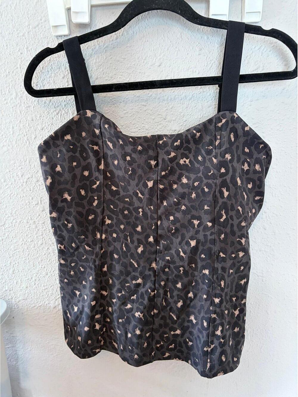 Varley lindale leopard print grey tank size XL. Boning support on side. Removabl